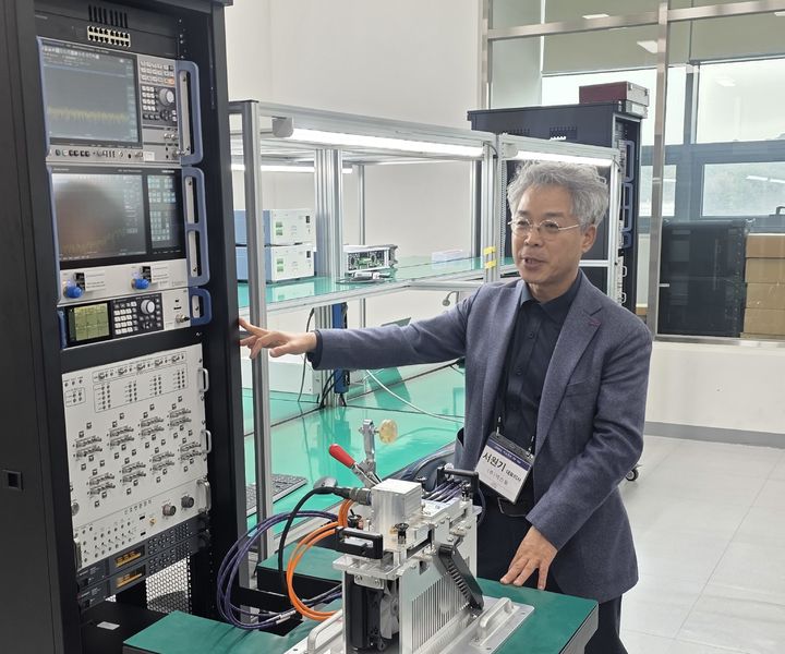 [대전=뉴시스] 강은정 기자=AESA(능동형위상배열) 레이다 시험 장비를 설명하고 있는 서원기(56) 넥스윌 대표이사. 2025.04.01. eunduck@newsis.com *재판매 및 DB 금지