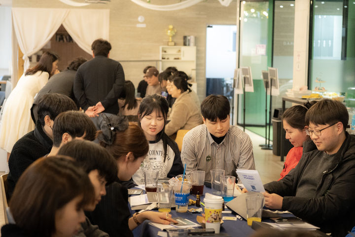 [광명=뉴시스] 3월 광명시 청년동에서 열린 '2026 CXDC' 참여자들이 자신이 만들고 싶은 모임을 소개하고 있다. (사진=광명시 제공) 2026.04.01. photo@newsis.com *재판매 및 DB 금지