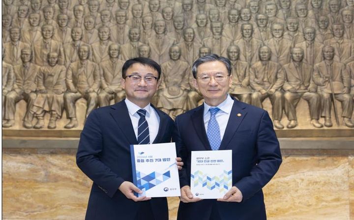 [서울=뉴시스] 법무부가 1일 임시국회 '중점 추진 7대 민생‧안전 법안' 입법을 위해 더불어민주당 지도부를 예방했다. 사진(오른쪽)은 정성호 법무부 장관. (사진=법무부 제공) 2026.04.01. photo@newsis.com *재판매 및 DB 금지