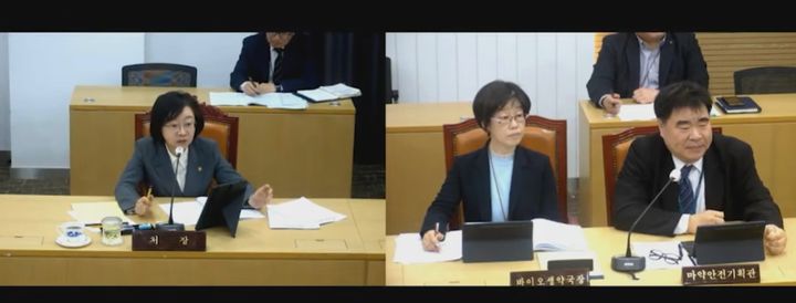 [서울=뉴시스] 지난 31일 오유경 식약처장 주재로 열린 '4월 중점 정책 점검회의'에서는 이 같은 방향이 집중 논의됐다. 이번 회의는 식약처 유튜브를 통해 처음 공개되며 정책 추진 과정까지 국민과 공유하는 '정책이음 프로젝트' 가운데 하나다. (사진=식약처 유튜브 채널 캡처) 2026.04.01. photo@newsis.com *재판매 및 DB 금지