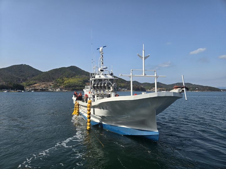 [서울=뉴시스] 해양수산부는 국내 최초로 디젤엔진과 전기모터를 함께 사용하는 '전기복합추진' 방식의 시범 어선 건조를 마치고 오는 2일 포항에서 진수식을 연다고 1일 밝혔다. (사진=해양수산부 제공) 2026.04.01. photo@newsis.com *재판매 및 DB 금지
