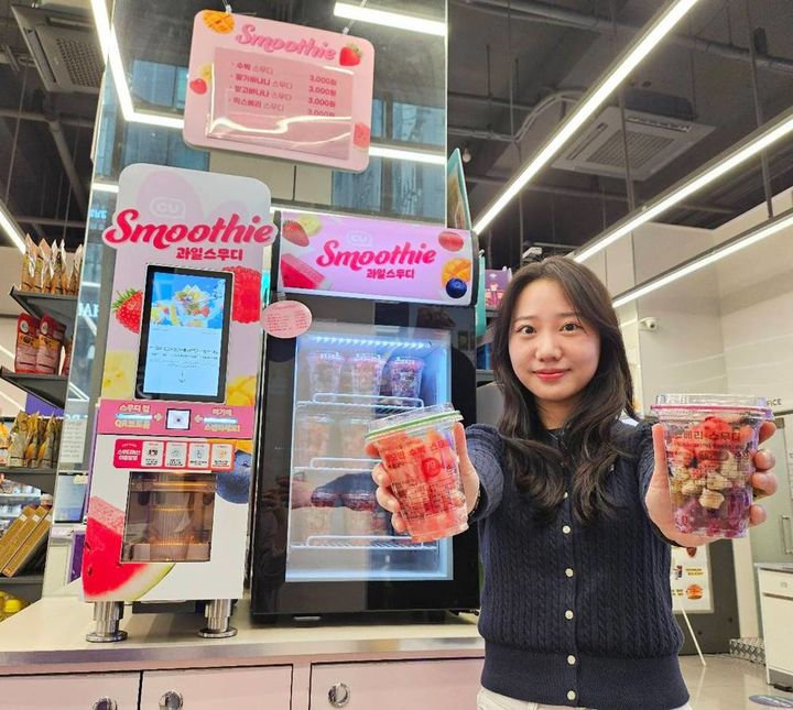 CU가 즉석 과일 스무디 음료 '리얼 스무디'의 매출 호조에 힘입어 전국 매장 전격 확대에 나선다고 1일 밝혔다. *재판매 및 DB 금지