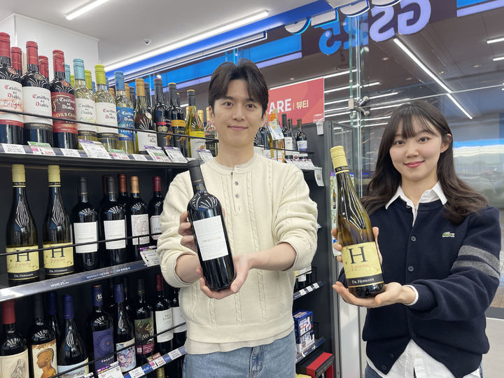 [서울=뉴시스] GS25에서 모델이 베스트 페어링 와인 행사 상품을 들고 있다. (사진=GS리테일 제공) *재판매 및 DB 금지