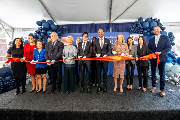[서울=뉴시스] 3월 31일(현지시간) 미국 메릴랜드주 록빌 바이오의약품 생산시설에서 열린 인수 완료식에서 참석자들이 기념 촬영을 하고 있다. 사진 왼쪽 앞줄 다섯번째부터 강경화 주미한국대사, 존 림 삼성바이오로직스 대표, 웨스 무어 메릴랜드 주지사, 에이프릴 델라니 미국 연방하원의원. (사진=삼성바이오로직스 제공) 2026.04.01. photo@newsis.com *재판매 및 DB 금지