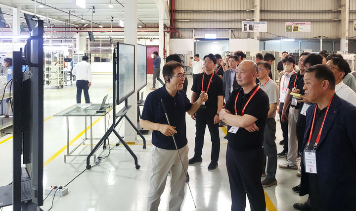 [서울=뉴시스] 생산성 개선 우수 사례로 꼽힌 LG전자 국내 협력사의 인도 현지 공장을 LG전자와 협력사 임직원들이 함께 둘러보고 있다. 2026.04.01. (사진=LG전자 제공) *재판매 및 DB 금지