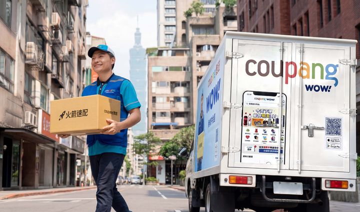 [서울=뉴시스] 대만 타이베이시 시내에서 쿠팡 배송기사가 로켓직구 상품을 배송하고 있다. (사진=쿠팡 제공)  *재판매 및 DB 금지