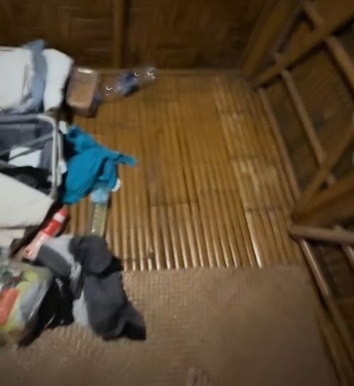 [서울=뉴시스] 태국 사툰주의 한 리조트 객실 내 모습. '안나'는 샤워를 위해 옷을 갈아입던 도중 해당 대나무 틈새로 자신을 응시하는 남성을 목격했다고 주장하며 관련 영상을 공개했다. 사진 틱톡 캡처 2026.04.01.