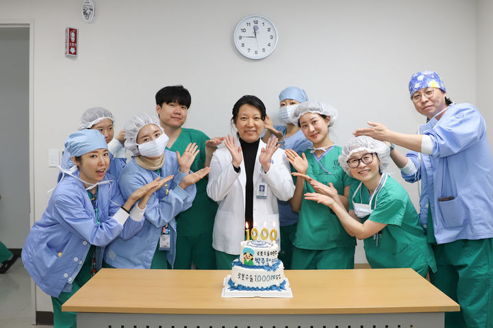 [용인=뉴시스] 연세대 용인세브란스병원 박주현 교수의 산부인과 로봇수술 개인 1000례 달성을 의료진들이 축하하고 있다. (사진=용인세브린스병원 제공) 2026. 04.01. photo@newsis.com *재판매 및 DB 금지