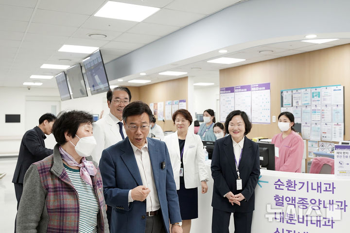 [성남=뉴시스] 신상진 성남시장이 31일 성남시의료원을 방문해 내방 환자와 이야기 나누고 있다 (사진=성남시 제공) 2026.04.01.photo@newsis.com