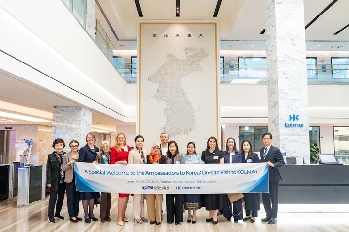콜마비앤에이치가 30일 한국콜마 종합기술원에서 10개국 주한대사를 초청해 K-뷰티 및 헬스케어 산업 교류 행사를 개최하고 참석자들이 기념촬영을 하고 있다. (사진=콜마비앤에이치 제공) *재판매 및 DB 금지