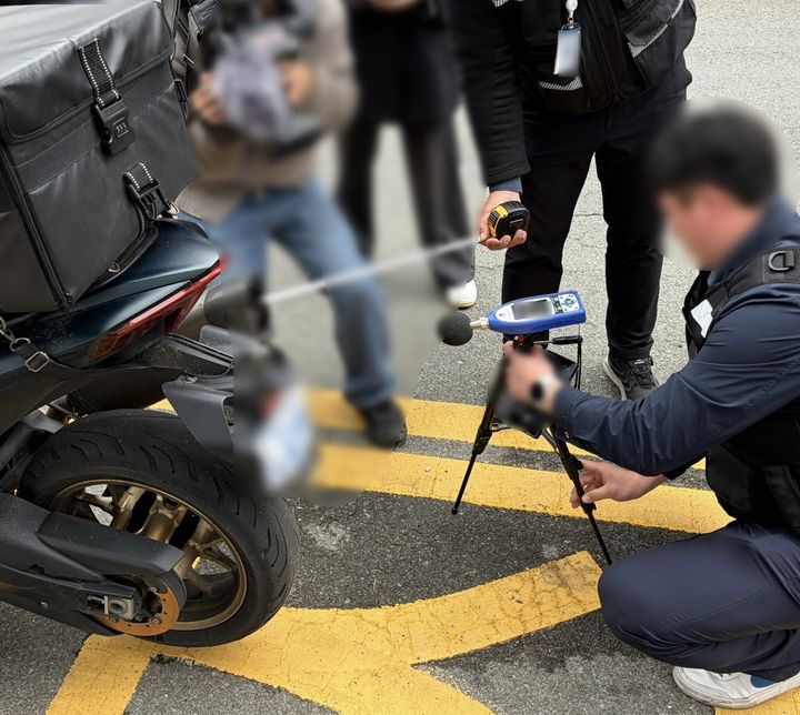 [부산=뉴시스] 부산경찰청은 지난달 31일 오후 부산 부산진구 서면교차로 일대에서 이륜차 대규모 광역 단속을 벌여 총 70명을 적발했다. 경찰이 이륜차 소음을 측정하고 있는 모습. (사진=부산경찰청 제공) 2026.04.01.photo@newsis.com *재판매 및 DB 금지