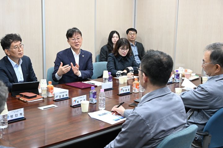 [안산=뉴시스] 이민근 경기 안산시장(사진 왼쪽 두번째)이 3월31일 (주)우성염직 공장에서 애로사항을 듣고 대응방안을 논의하고 있다. (사진=안산시 제공) 2026.04.01. photo@newsis.com *재판매 및 DB 금지