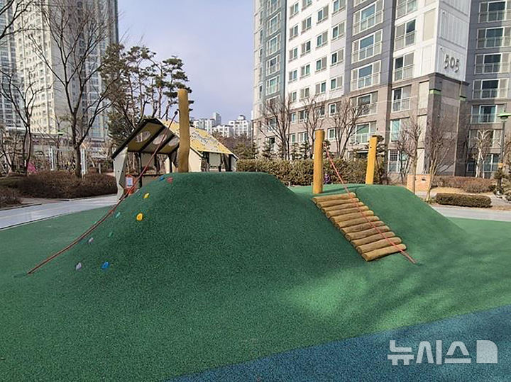 [성남=뉴시스] 지난해 12월 아동친화적(지형활용형)으로 리모델링한 성남시 판교원마을 5단지 내 놀이터. (사진=성남시 제공) 2026.04.01. photo@newsis.com