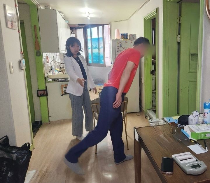 [서울=뉴시스] 방문 건강관리 모습. 2026.04.01. (사진=송파구 제공) *재판매 및 DB 금지