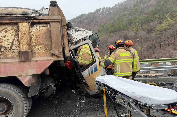 1일 오전 8시 11분께 강원 정선군 신동읍 고성리의 한 도로에서 교행하던 25t 덤프트럭 2대가 정면으로 충돌한 사고현장에 출동한 119 구급대원들이 운전자를 구조하고 있다.(사진=정선소방서 제공) *재판매 및 DB 금지