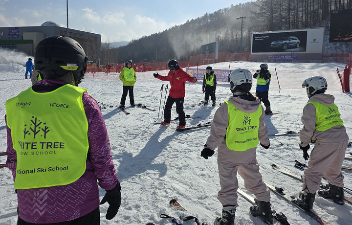 하이원스키장 외국인 스키캠프 진행 모습.(사진=강원랜드 제공) *재판매 및 DB 금지