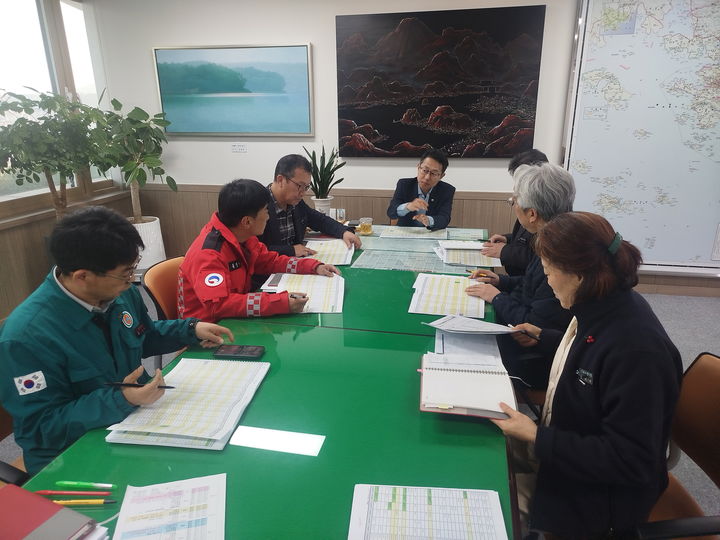 [통영=뉴시스] 신정철 기자= 경남 통영시는 2026년 1분기 예산 신속집행 전국 1위와 소비·투자 3위를 달성했다고 1일 밝혔다.사진은 윤인국 부시장이 매월 신속집행 점검회의를 주재하며, 해결방안을 모색하고 있는 모습.(사진=통영시 제공).2026.04.01. photo@newsis.com *재판매 및 DB 금지