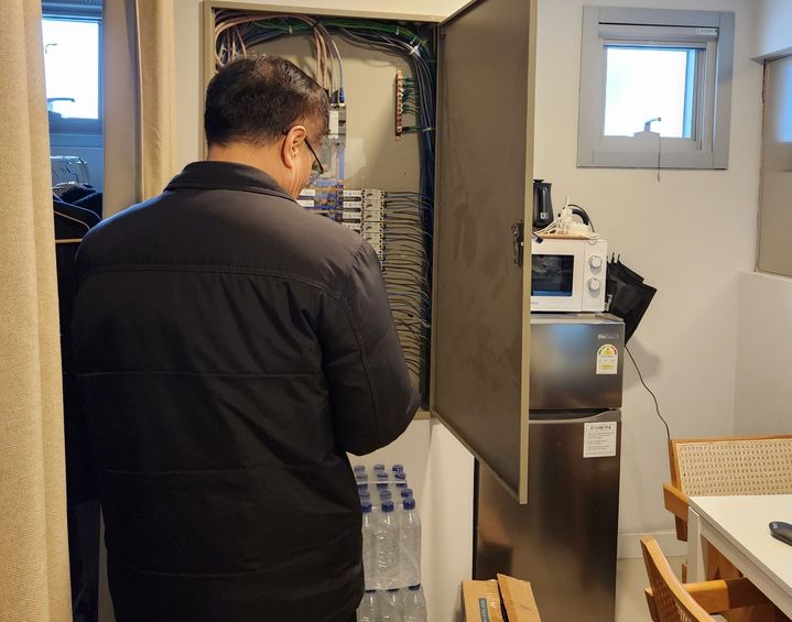 [서울=뉴시스] 숙박시설 점검 모습. 2026.04.01. (사진=중구 제공) *재판매 및 DB 금지