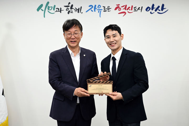 [안산=뉴시스] 이민근 경기 안산시장(사진 왼쪽)이 이충구 배우(사진 오른쪽)에게 안산시 홍보대사 위촉패를 수여하고 기념촬영을 하고 있다. (사진=안산시 제공) 2026.04.01. photo@newsis.com *재판매 및 DB 금지