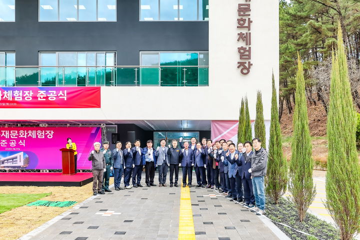 [함안=뉴시스]함안 목재문화체험장 준공식. (사진=함안군 제공) 2026.04.01.photo@newsis.com *재판매 및 DB 금지