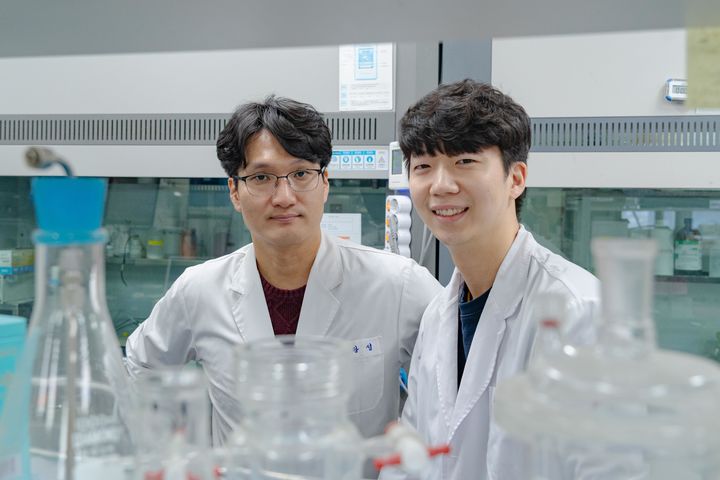 (왼쪽부터) GIST 엄광섭 차세대에너지연구소장(신소재공학과 교수), 조진현 박사. (사진=GIST 제공) photo@newsis.com *재판매 및 DB 금지