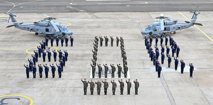 [서울=뉴시스] 해군항공사령부 장병들이 신형 해상작전헬기 MH-60R 인수식을 하루 앞둔 3월 31일 경남 진해 제62해상항공전대에서 MH-60R을 배경으로 대한민국 해양수호를 다짐하고 있다. (사진=해군 제공) 2026.04.01. photo@newsis.com *재판매 및 DB 금지