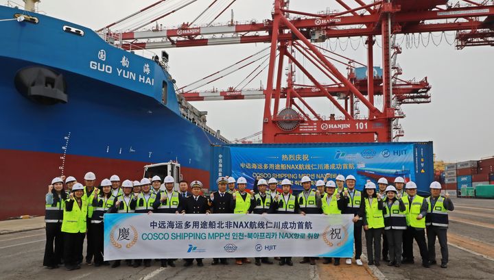 [인천=뉴시스] NAT(North Africa Express) 서비스에 투입되는 'GUO YUN HAI'호 앞에서 인천항만공사 관계자들이 기념사진을 촬영하고 있다. (사진=인천항만공사 제공). 2026.04.01. photo@newsis.om *재판매 및 DB 금지