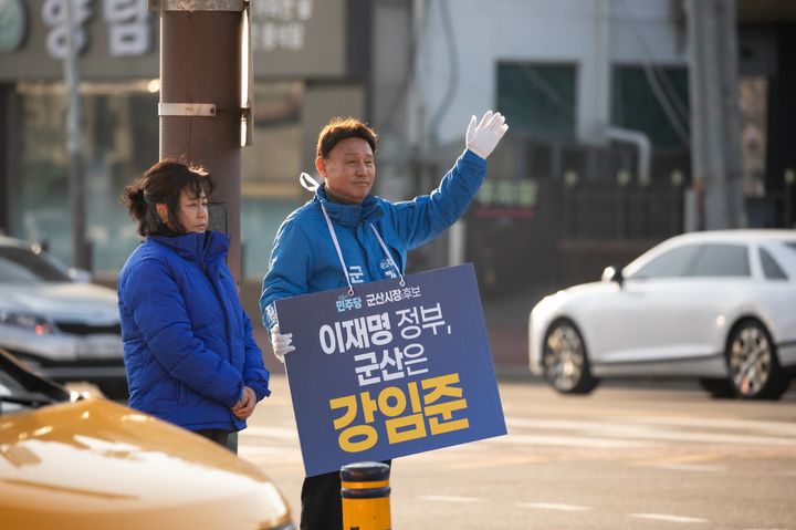 출근길 인사하는 강임준 군산시장 예비후보(사진=선거캠프 제공) *재판매 및 DB 금지