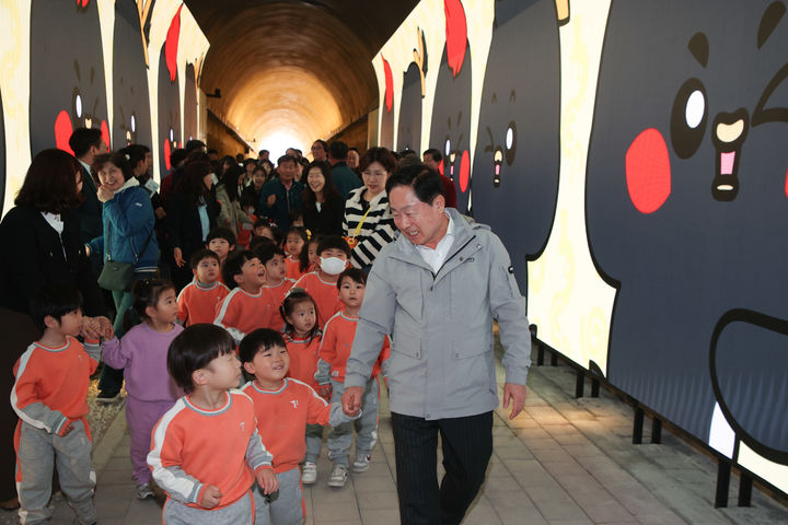 주광덕 남양주시장이 와부읍 빛터널공원 준공 기념 라운딩에서 어린이들과 미디어아트를 관람하고 있다. (사진=남양주시 제공) photo@newsis.com *재판매 및 DB 금지