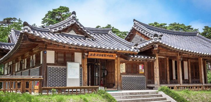 [서울=뉴시스] 강릉시 초당동에 위치한 허균·허난설헌 기념공원 입구. (사진 = 강릉방문의 해 홈페이지 캡처) *재판매 및 DB 금지