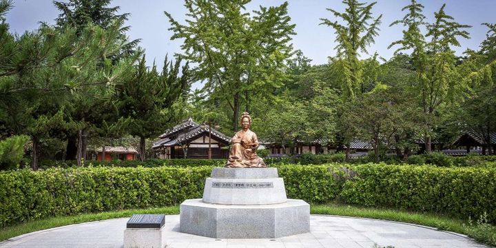 [서울=뉴시스] 최고의 여류 시인으로 꼽히는 난설헌 허초희 기념 동상. (사진 = 강릉방문의 해 홈페이지 캡처) *재판매 및 DB 금지