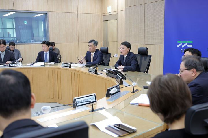 [수원=뉴시스] 1일 오전 경기도청 재난상황실에서 경기도지사 권한대행 주재 추경 관련 긴급대책회의가 열리고 있다. (사진=경기도 제공) 2026.04.01. photo@newsis.com *재판매 및 DB 금지