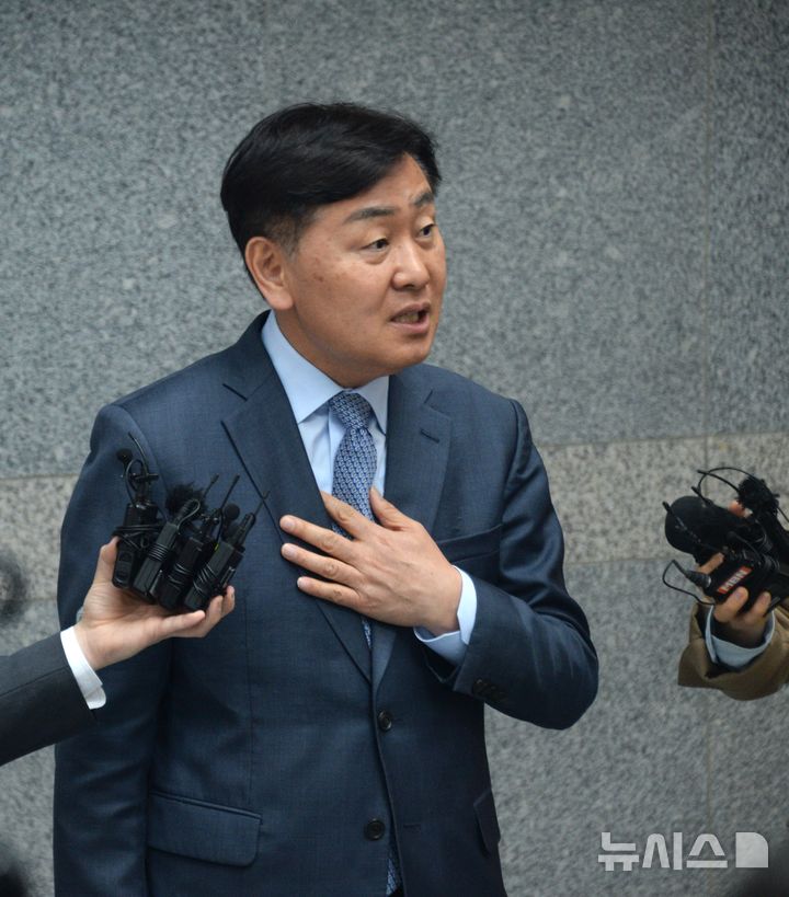 [전주=뉴시스] 김얼 기자 = 김관영 전북특별자치도 도지사가 1일 전북 전주시 전북특별자치도청 도지사실 앞에서 돈봉투 전달 논란과 관련한 긴급 기자회견을 열고 질의에 답변하고 있다. 2026.04.01. pmkeul@newsis.com