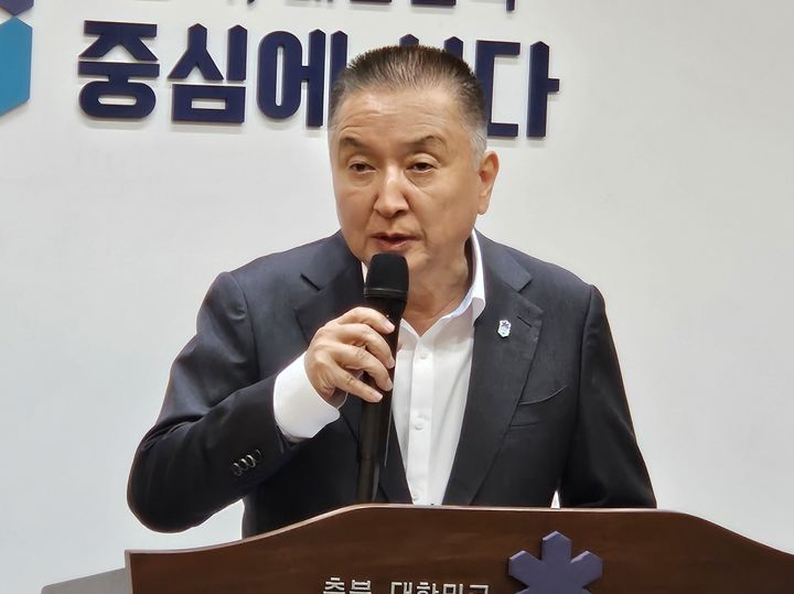 [청주=뉴시스] 이도근 기자= 김영환 충북지사가 1일 청주시 상당구 문화동 충북도청 브리핑룸에서 열린 기자회견에서 법원의 공천 배제 효력 정지 가처분 인용 결정에 대한 입장을 밝히고 있다. 2026.04.01. nulha@newsis.com *재판매 및 DB 금지