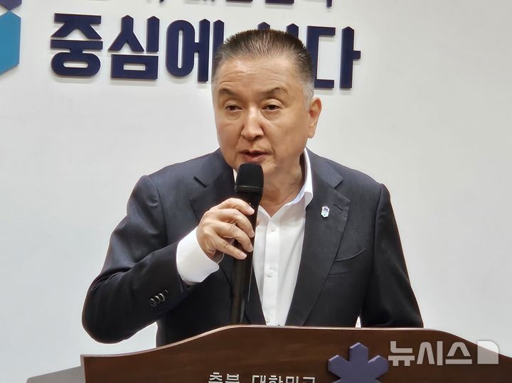 [청주=뉴시스] 이도근 기자= 김영환 충북도지사가 1일 청주시 상당구 문화동 충북도청 브리핑룸에서 열린 기자회견에서 법원의 공천 배제 효력 정지 가처분 인용 결정에 대한 입장을 밝히고 있다. 2026.04.01. nulha@newsis.com