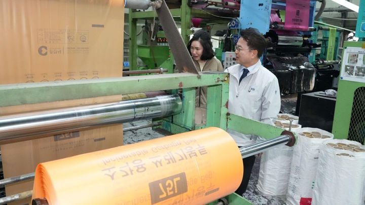 [춘천=뉴시스] 1일 춘천시(시장 육동한)는 최근 중동 지역 정세 불안으로 종량제 봉투 수요가 급증 관련, 춘천지역의 일부 판매처에서 일시 품절 현상에 대해 “일시적인 현상”이라며 우려 잠식에 나섰다고 밝혔다. 춘천시 제공. *재판매 및 DB 금지