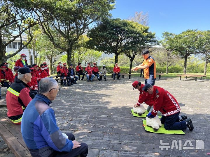 [제주=뉴시스] 제주소방안전본부 산불감시원 교육 자료 사진. (사진=제주소방안전본부 제공) 2026.04.01. photo@newsis.com