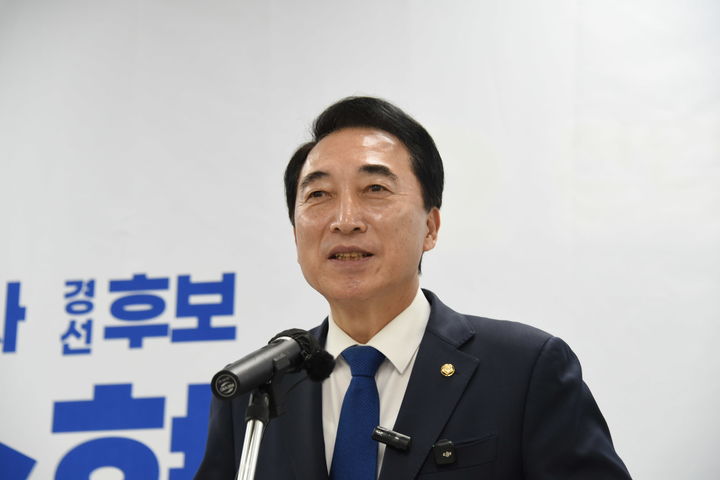 [천안=뉴시스] 최영민 기자=박수현 더불어민주당 충남도지사 출마예정자가 1일 천안시청 브리핑실에서 천안의 3대 랜드마크 조성에 대한 공약을 발표하고 있다. 2026.04.01 ymchoi@newsis.com *재판매 및 DB 금지