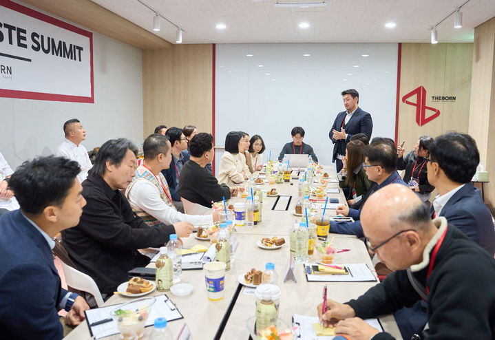 [서울=뉴시스] 더본코리아가 해외 마스터 프랜차이즈 대표단·가맹점주를 초청해 소통의 장을 가졌다.(사진=더본코리아) *재판매 및 DB 금지