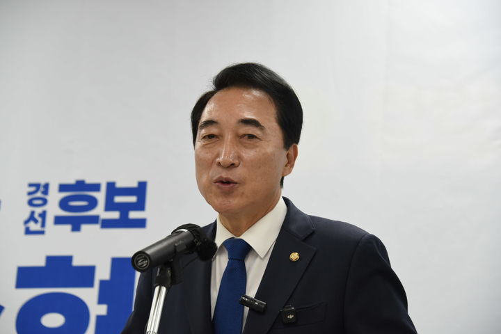 [천안=뉴시스] 최영민 기자=더불어민주당 박수현 충남도지사 출마예정자가 1일 천안시청에서 공약발표 기자회견을 하고 있다. 2026.04.01 ymchoi@newsis.com *재판매 및 DB 금지