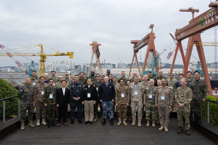 [울산=뉴시스] 25개국에서 온 30명의 주한 무관단 일행이 지난달 31일 HD현대중공업 울산 본사를 방문해 최고 수준의 함정 건조 역량을 확인했다. (사진=HD현대중공업 제공) 2026.04.01. photo@newsis.com *재판매 및 DB 금지
