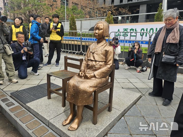 [서울=뉴시스] 조성하 기자 = 서울 종로구 옛 주한 일본대사관 인근 평화의 소녀상이 1일 낮 12시 열린 제1746차 수요시위에서 약 6년 만에 경찰 바리케이드를 벗어나 시민 앞에 모습을 드러냈다. 2026.04.01. create@newsis.com