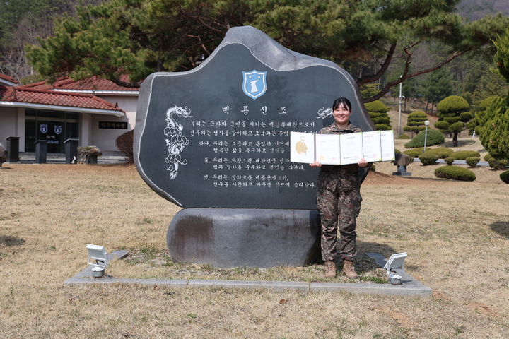 [세종=뉴시스] 육군 제32보병사단 기동대대 이예지 중사가 최근 소아암 환자를 위해 5년째 모발 기부를 실천하는 등 나눔에 앞장서고 있다.(사진=제32보병사단 제공) 2026.04.01. photo@newsis.com *재판매 및 DB 금지