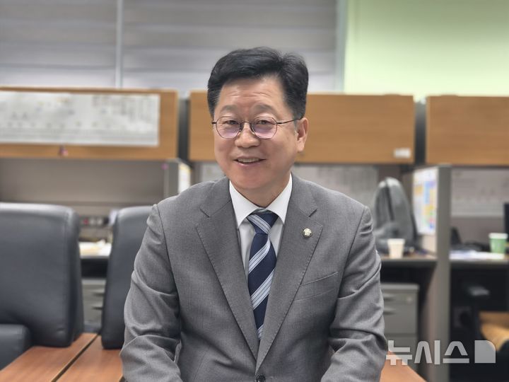 [전주=뉴시스] 김민수 기자 = 6·3 지방선거 전북도지사에 나선 더불어민주당 안호영 의원이 출마 의사와 김관영 지사와의 정책 연대를 밝히는 발언을 하고 있다. 2026.04.01 leo@newsis.com *재판매 및 DB 금지