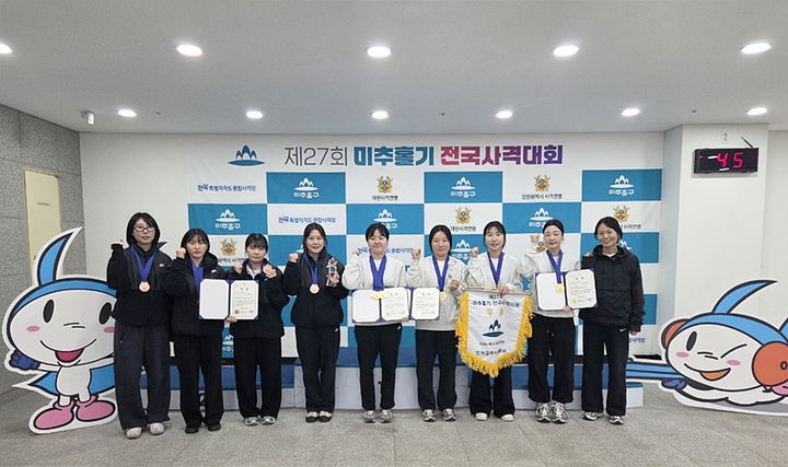 [인천=뉴시스]제27회 미추홀기 전국사격대회에서 수상한 미추홀구 사격선수단. (사진=미추홀구 제공) 2026.04.01. photo@newsis.com *재판매 및 DB 금지