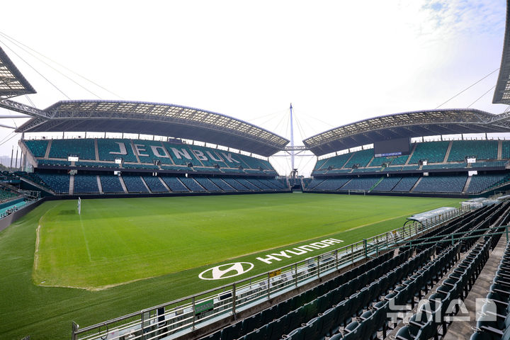 [전주=뉴시스] 전주월드컵경기장 그라운드 주변 인조잔디. (사진= 전북현대모터스 제공) *재판매 및 DB 금지