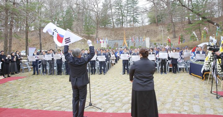 [횡성=뉴시스] 제107주년 4.1 횡성군민 만세운동 기념식에서 뜨거운 만세삼창과 함성이 울려 퍼지고 있다. (사진=횡성군 제공) 2026.04.01. photo@newsis.com *재판매 및 DB 금지