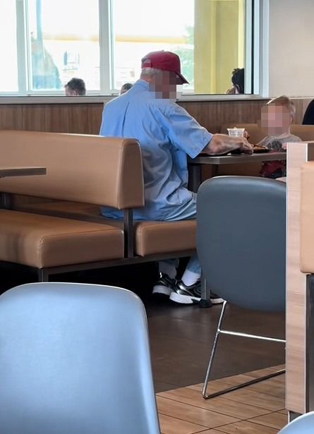 [서울=뉴시스] 미국의 한 패스트푸드점에서 3살 아기가 홀로 식사하던 노인에게 다가가 따뜻한 말동무가 되어준 사연이 전해졌다. (사진=틱톡 캡처) *재판매 및 DB 금지