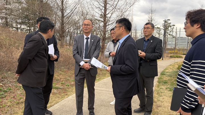 [화성=뉴시스] 황국환 화성시 동탄구청장(사진 왼쪽 세 번째)이 동탄호수공원 인근 주차환경 개선 방안을 점검하고 있다. (사진=화성시 제공) 2026.04.01. photo@newsis.com *재판매 및 DB 금지