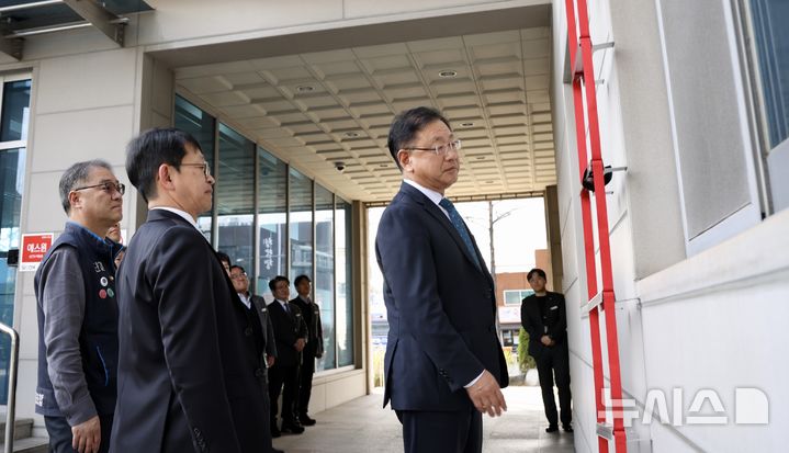 [세종=뉴시스]한전KDN 대전충남본부 안전 점검 중 비상 탈출 사다리를 살펴보고 있는 박상형 사장과 관계자들.(사진=한전KDN 제공)